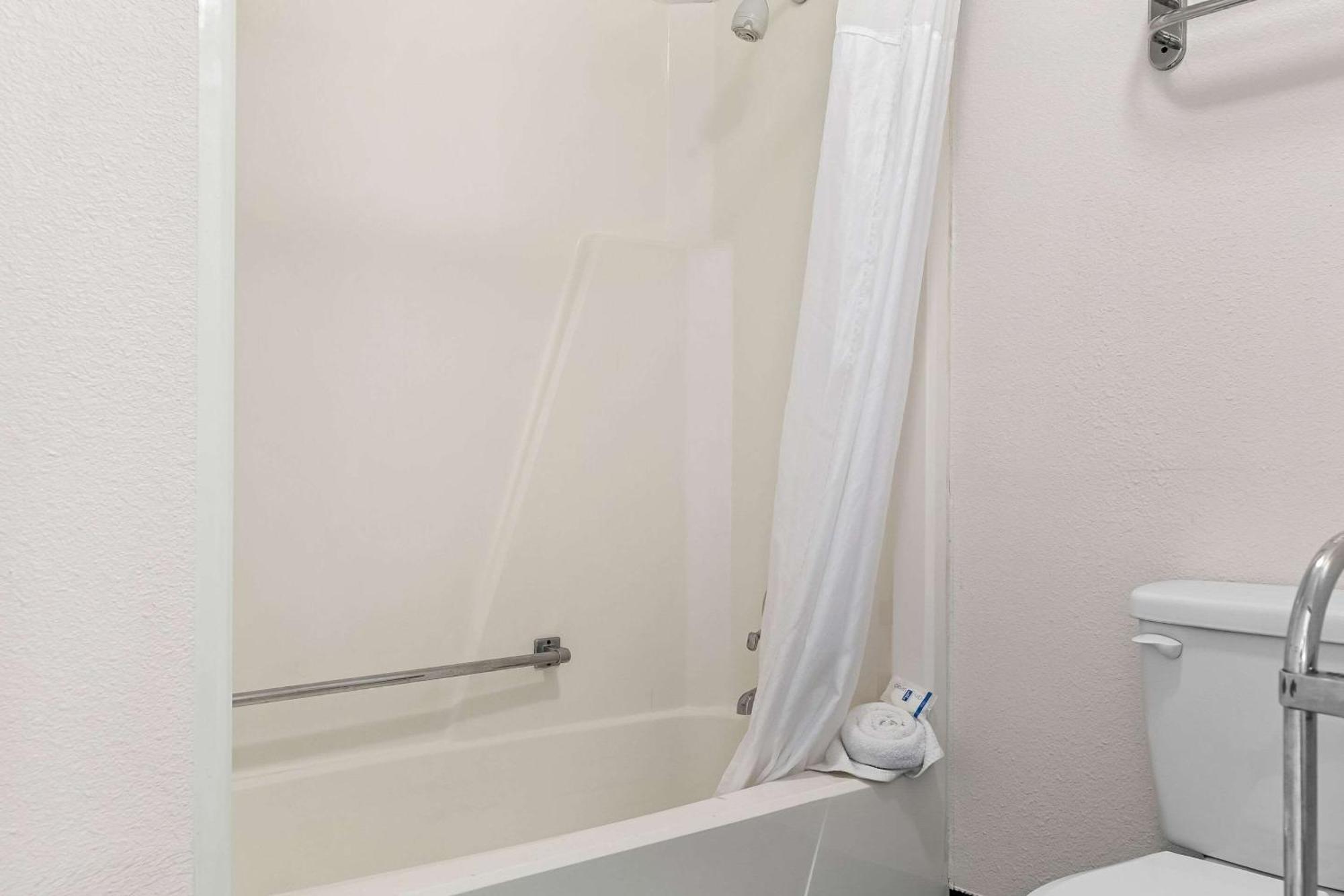 סגינאו Rodeway Inn & Suites מראה חיצוני תמונה