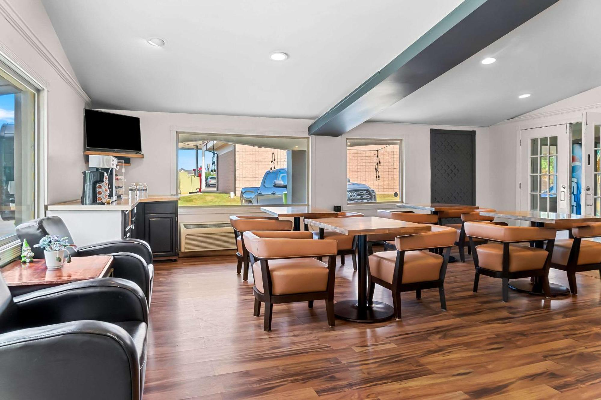 סגינאו Rodeway Inn & Suites מראה חיצוני תמונה